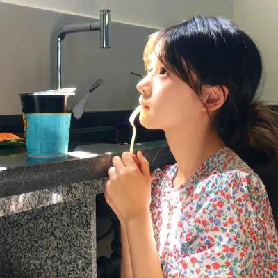 社交平台实拍：过气明星离婚传闻疯传，全网玩梗